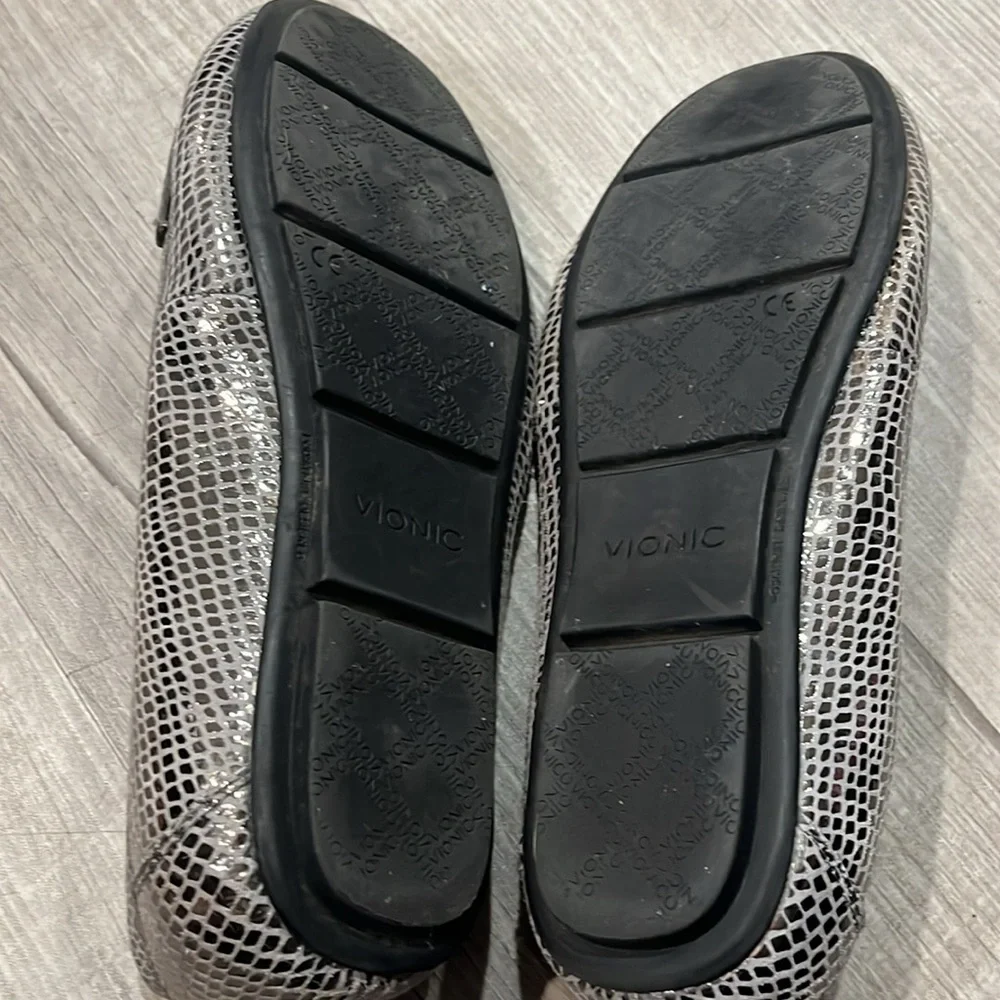 Vionic silver loafers women’s size 9’metallic snake skin - Picture 3 of 4